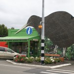 Turistinformationen i Eketahuna marknadsför sig med en jätte Kiwi