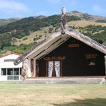 I Onuko finns en traditionell maorisk samlingssal en Wharenui...