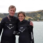 Per och Cecilia redo att bada med delfiner i Akaroa Nya Zeeland