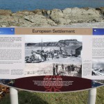 Skyltar längs stranden i Waiopuka Bay i Kaikoura berättar om livet för de första bosättarna