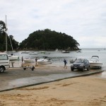 Febril verksamhet vid båtupptagningsrampen på stranden i Kaiteriteri